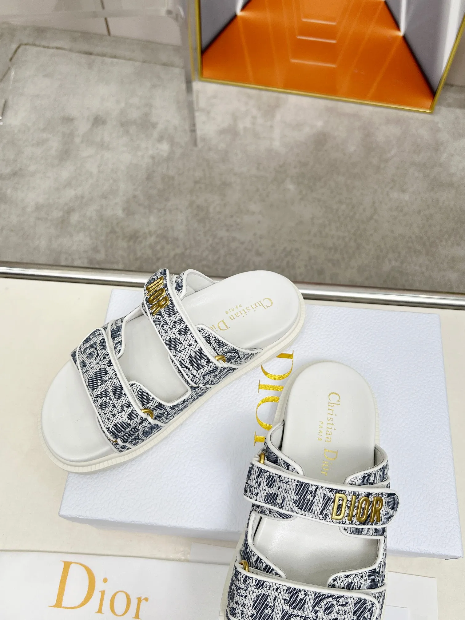 👟👟Ex-factory price 480👟👟Dior👏👏New classic style. 🔥Purchasing-level qualityThick-soled slippers popular in foreign counters. Upper➕Inner: original customized material, original mold opening of sole 1.1 (lightweight, code number 35-40 (41/42 can be customized)